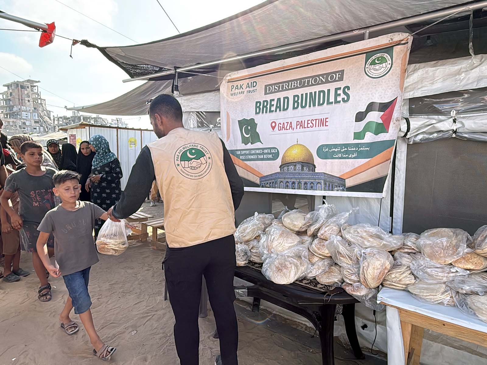 PAKAid team distributing food assistance to families in Gaza